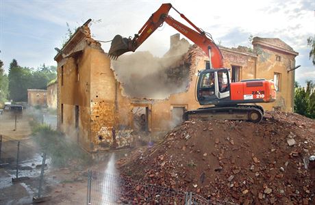 Demoliní práce v areálu chebských kasáren zaaly v ervenci.