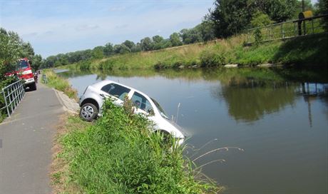 Auto sjelo do Baova kanálu z cyklostezky u obce Spytihnv na Zlínsku.