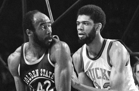 Nate Thurmond (vlevo) v dresu Golden State se tlaí do Kareema Abdul-Jabbara z...