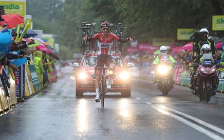 Belgian Tim Wellens slaví vítzství v detivé páté etap závodu Kolem Polska.