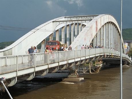 Na stavu mostu se podepsaly také opakované povodn. Na jeho opravu má kraj vylenno 180 milion korun.