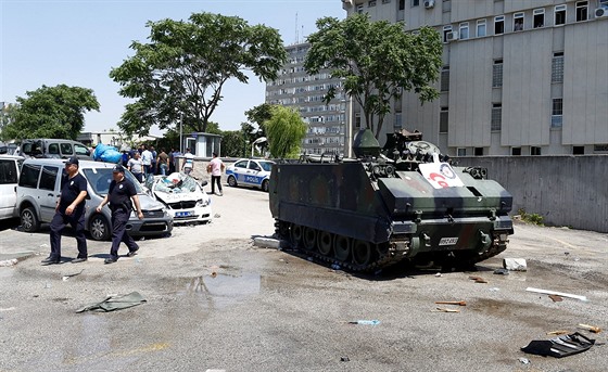 Oputný transportér ped policejním velitelstvím v Ankae  (18. ervence 2016)