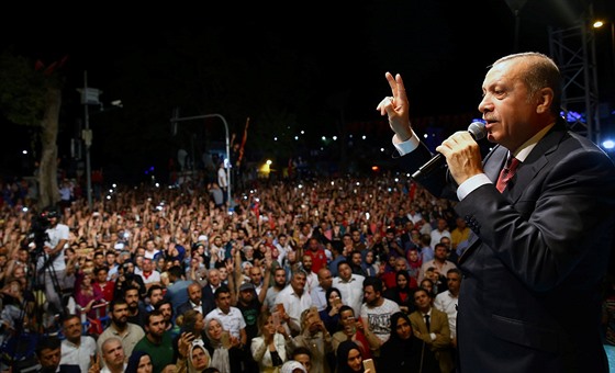 Turecký prezident Erdogan hovoí ke svým píznivcm na Taksimském námstí v...
