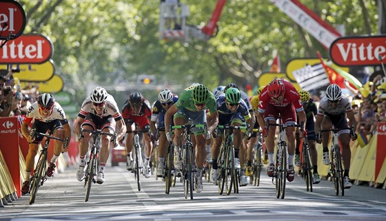 Strhujc fini v estnct etap Tour de France.