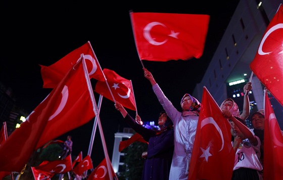 Erdoganovi píznivci u budovy parlamentu v Ankae (16.7.2016).
