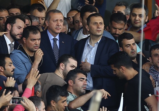 Turecký prezident Erdogan mezi píznivci na  Ataturkov letiti v Istanbulu.
