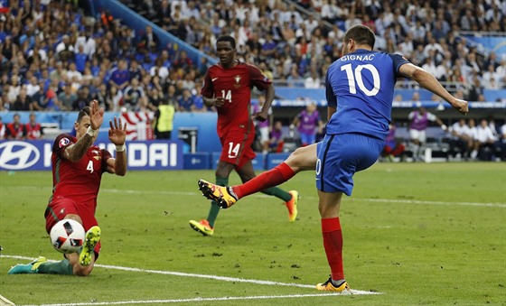 Momentka z finále Eura 2016 mezi Francií a Portugalskem