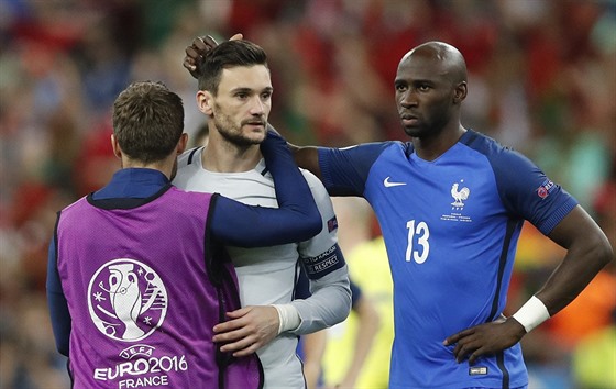 ACH JO. Fotbalisté Francie smutní po prohraném finále mistrovství Evropy.