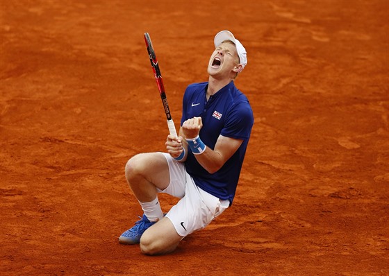 ZASE DO SEMIFINÁLE. Britský tenista Kyle Edmund oslavuje výhru nad Srbem...