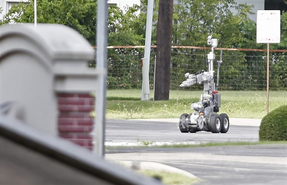 Policie nasadila při pátečním zásahu proti střelci z Dallasu robota 8. července...