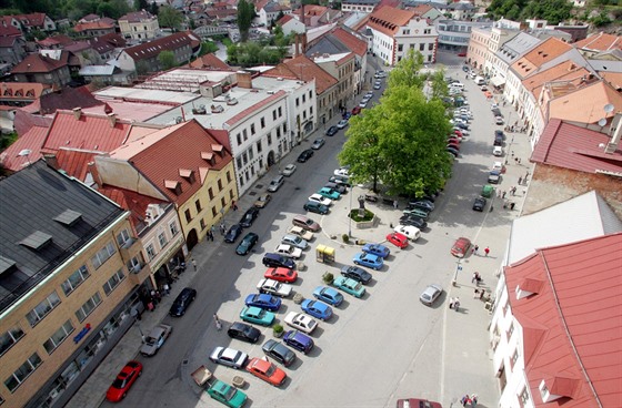 Náměstí ve Velkém Meziříčí stále připomíná spíše parkoviště. To by se mělo brzy změnit.