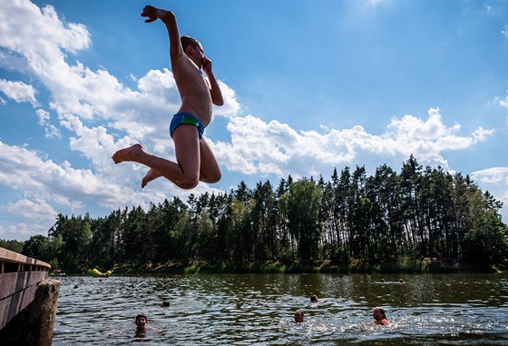 Bhem pondlních veder hledali lidé ochlazení na koupalitích v okolí Hradce...