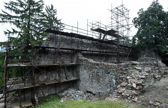 Opravy hradu Litice.