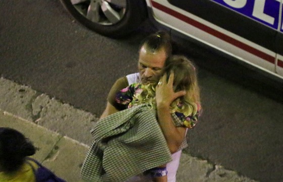 Muž utěšuje dívku po teroristickém útoku v Nice (14. července 2016)