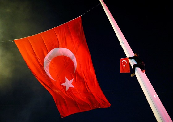 Turek v Istanbulu osobitým způsobem oslavuje zmaření vojenského převratu. (17....