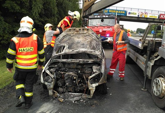 Mladé rodin vzplálo na dálnici pi cest do porodnice auto.