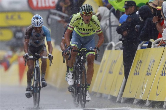 Roman Kreuziger dojídí do cíle deváté etapy Tour de France po boku Alejandra...