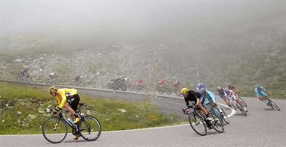 Chris Froome pi sjezdu z Port d´Envaliry bhem desáté etapy Tour de France.