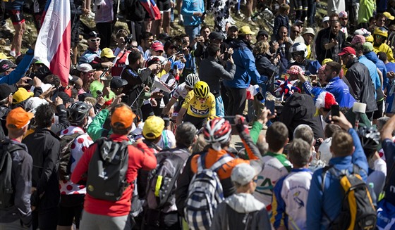 Chris Froome jet na svém kole s Bauke Mollemou a Richie Portem ve dvanácté...