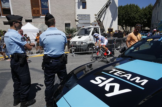 Francouztí policisté hlídají na startu tinácté etapy Tour de France.