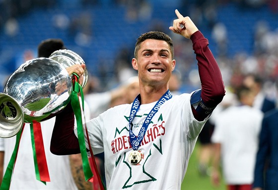 Cristiano Ronaldo slaví titul mistra Evropy.
