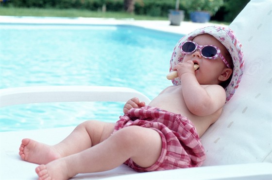 Děti do jednoho roku na sluníčko nepatří, varují dermatologové (ilustrační fotografie)