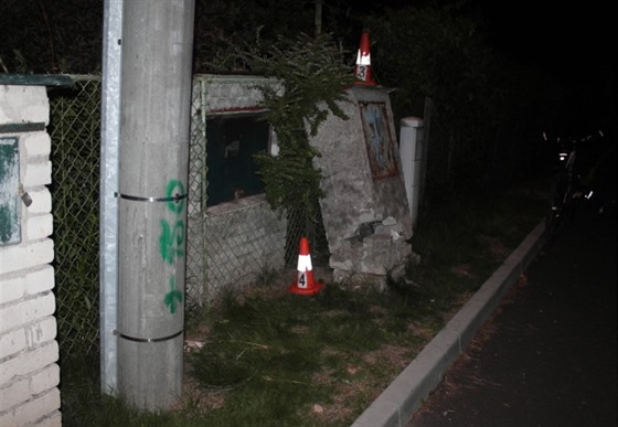 Mu pomníek elektromru vyvrátil hlavou bez helmy.