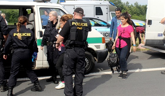 Policisté na dálnici D5 u Hemanovy Huti zastavili dodávku s benci z Iráku....