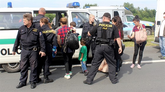 Policisté na dálnici D5 u Hemanovy Huti zastavili dodávku s benci z Iráku....