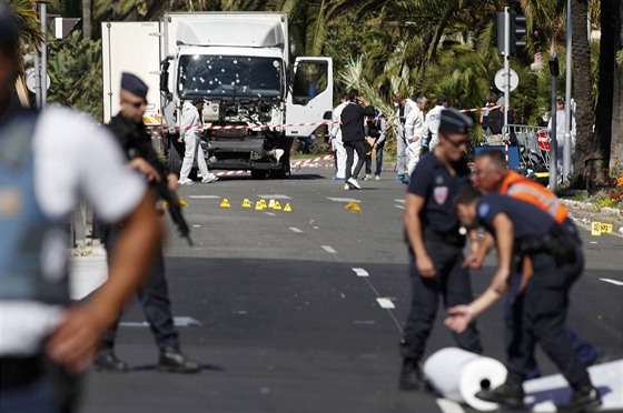 Francouztí policisté hlídkují u Anglické promenády v Nice, kde ozbrojený idi...