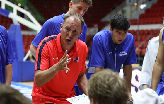 Petr Czudek hovoí k eským basketbalovým reprezentantm do dvaceti let.