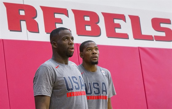 Draymond Green (vlevo) a Kevin Durant sledují mí bhem tréninku amerických...