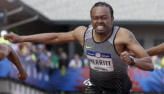 Aries Merritt v cili bhu na 110 metr pekáek v olympijské kvalifikaci v...