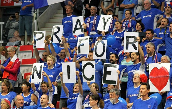 Diváci v hale ped utkáním Davis Cupu uctili minutou ticha obti masakru v Nice.