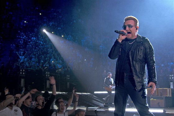 U2 na koncertu v Paříži 7. prosince 2015