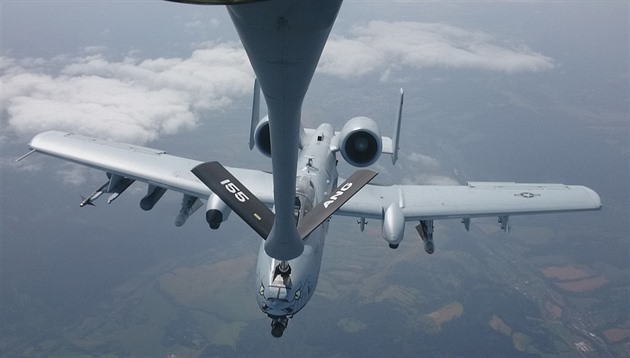 Bitevník A-10 Thunderbolt americké Národní gardy dopluje palivo za letu nad...