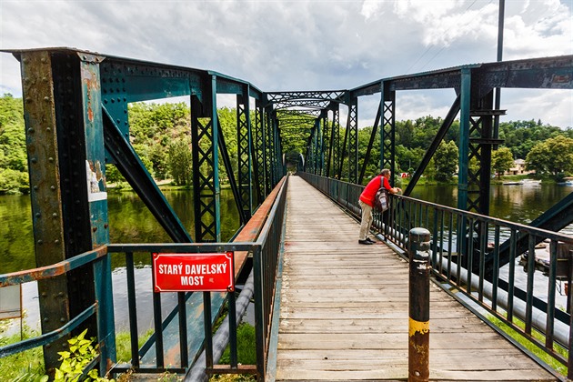 Americký vále�ný velkofilm vznikal práv� v t�chto místech. Starý most v Davli,...