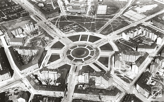 Letecký snímek z roku 1933 ukazuje, že geometrickým předobrazem Kulaťáku nebyl...
