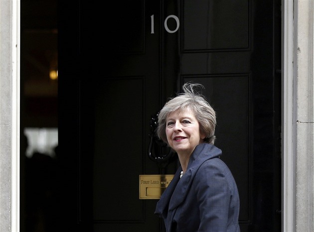 Theresa Mayová se stala druhou premiérkou v dějinách Spojeného království (13....