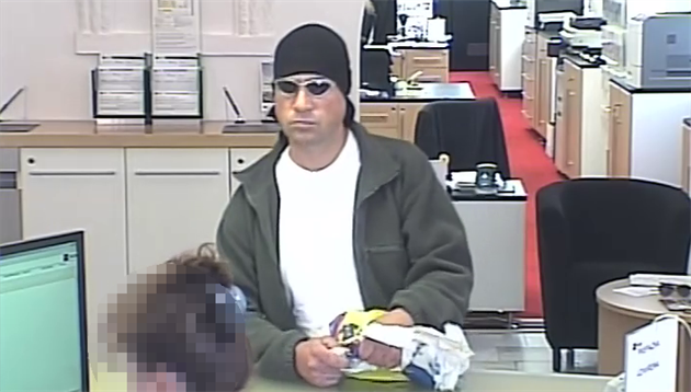 Policie hledá mue, který s pomocí výhrky na papírku vyloupil banku v...