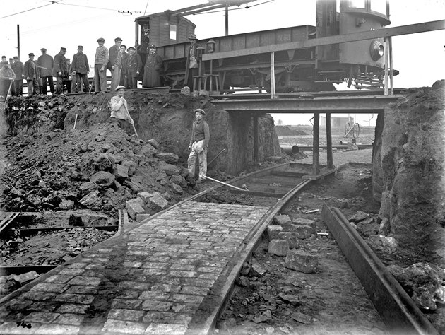 Snímek z roku 1932 ukazuje, e tramvajová smyka na Vítzném námstí vznikla...