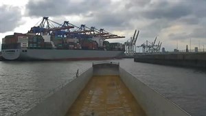Přístav v Hamburku z pohledu kapitána lodi