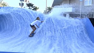 Držkopády na surfu v umělých vlnách