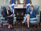 Britská premiérka Theresa Mayová (vlevo) se skotskou první ministryní Nicolou...