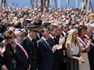 Pieta na Anglické promenád v Nice. Uprosted premiér Manuel Valls (18....