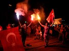Demonstrace Erdoganových píznivc v Istanbulu (18. ervence 2016)