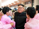 Severokorejský vdce Kim ong-un v obleení fanynek (16. ervence 2016)