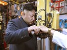 Severokorejský vdce Kim ong-un na inspekci ponorky (16. ervence 2016)