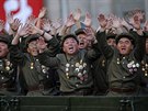 Severokorejtí vojáci zdraví na vojenské pehlídce v Pchjongjangu vdce Kim...