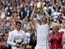 Trofej pro wimbledonského ampiona pozvedá Andy Murray, pihlíí poraený...